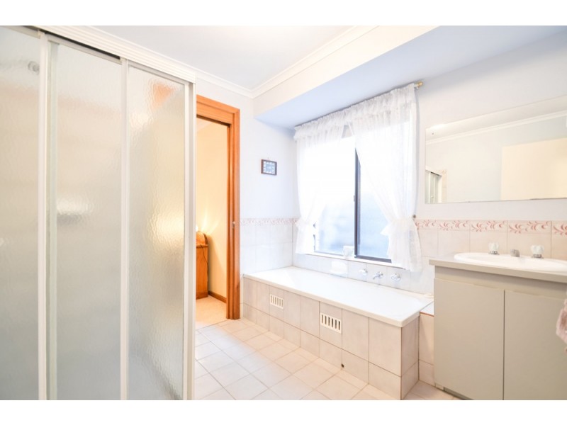 24 Woodlea Drive, Aberfoyle Park SA 5159