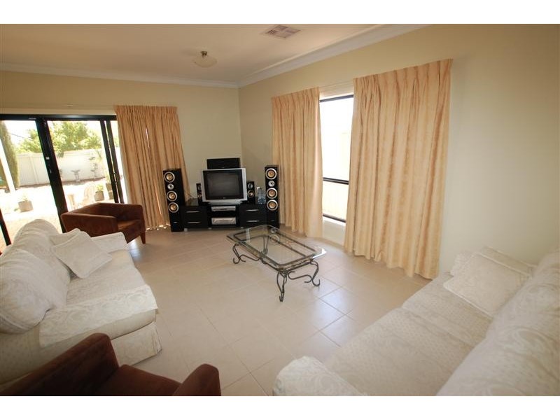 27 Scott Avenue, Clovelly Park SA 5042