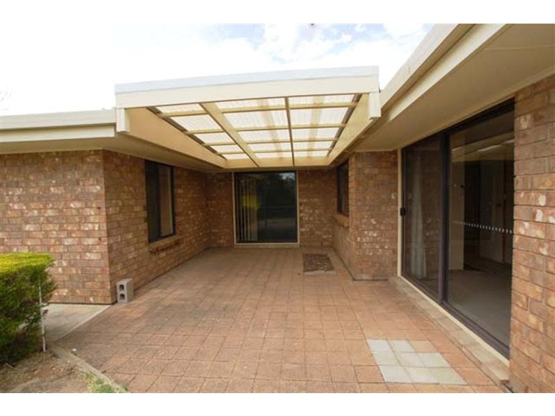 14 St Albans Road, Woodcroft SA 5162