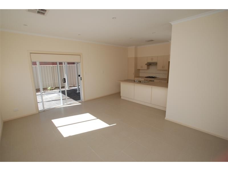 5 Cowra Crescent, Park Holme SA 5043