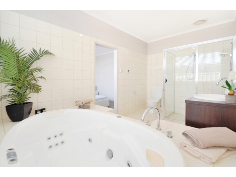 11 Brookside Cres, Seaford Rise SA 5169