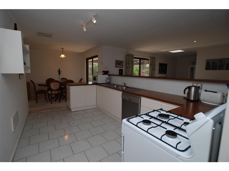 28 Sherwood Avenue, Happy Valley SA 5159