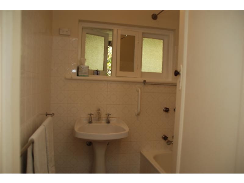 9 Lochwinnoch Rd, Torrens Park SA 5062