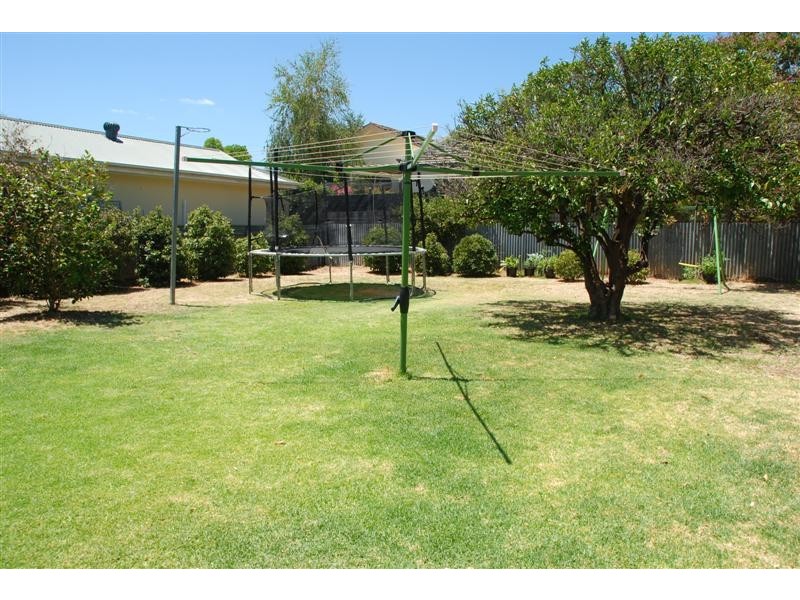 9 Lochwinnoch Rd, Torrens Park SA 5062
