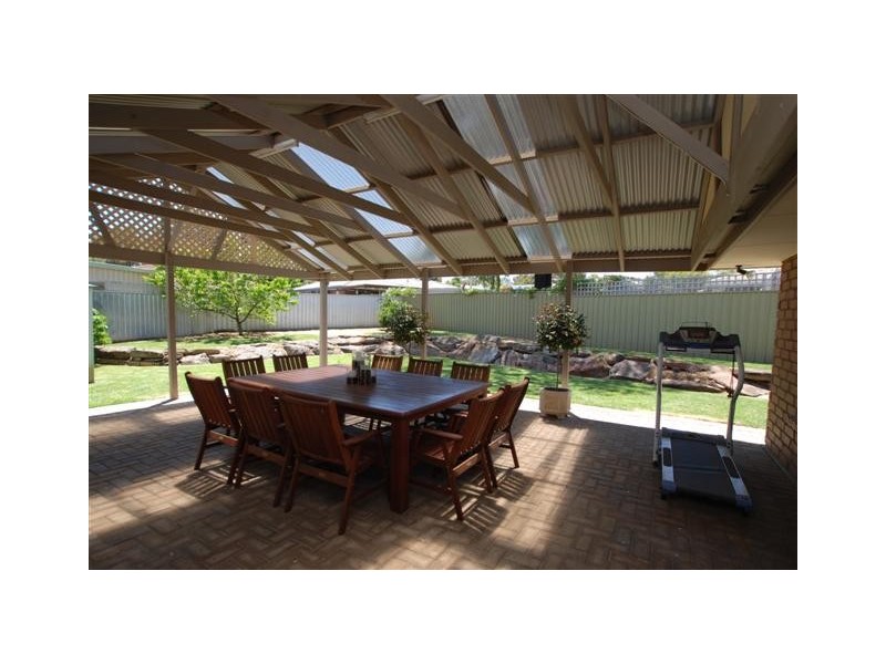 8 Lincoln Cove, Woodcroft SA 5162