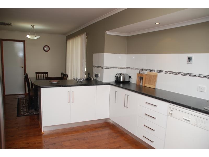 13 Maralyn crt, Aberfoyle Park SA 5159
