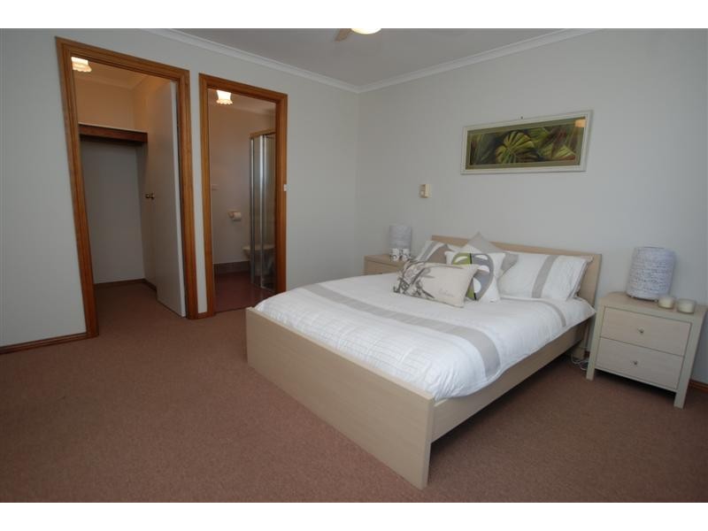 14 St Albans Road, Woodcroft SA 5162