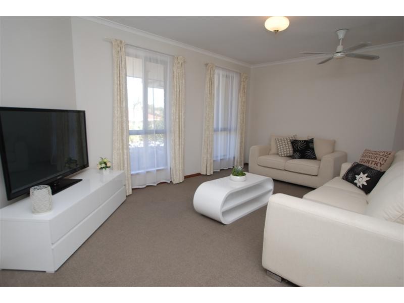 14 St Albans Road, Woodcroft SA 5162