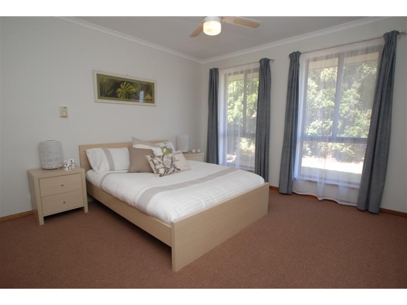 14 St Albans Road, Woodcroft SA 5162