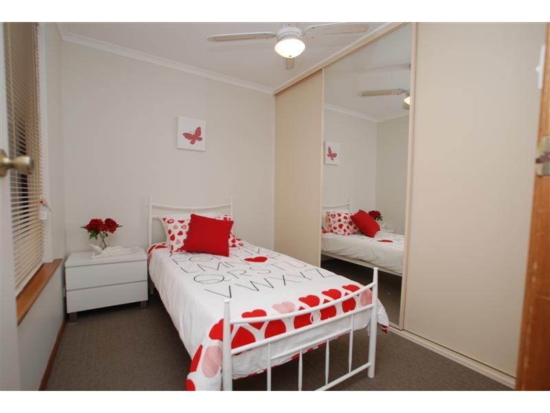 14 St Albans Road, Woodcroft SA 5162