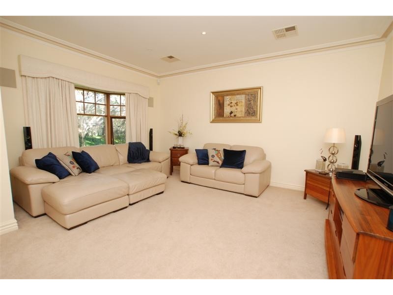 14 Nicholas Walk, Aberfoyle Park SA 5159