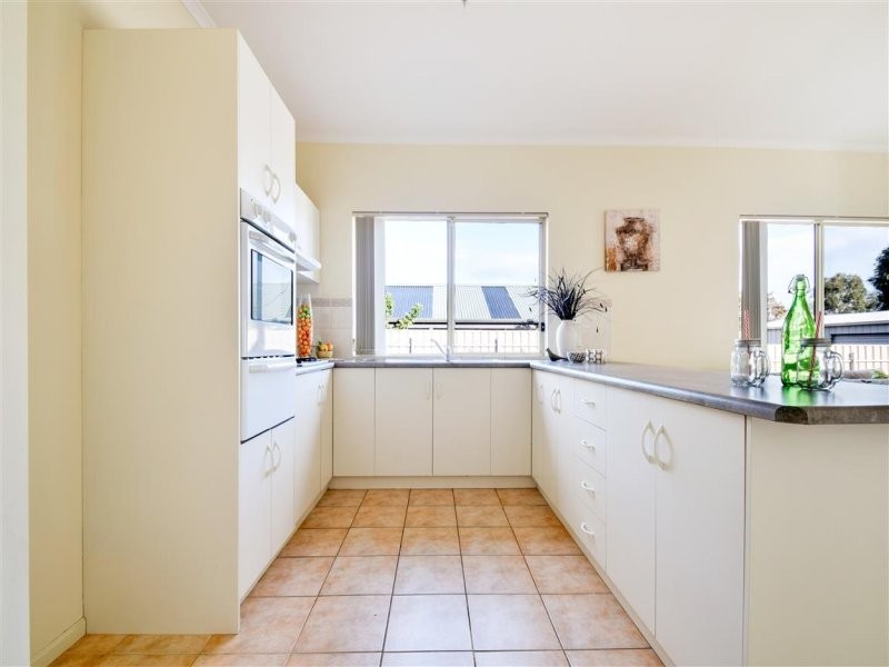 9 Hereford Lane, Woodcroft SA 5162