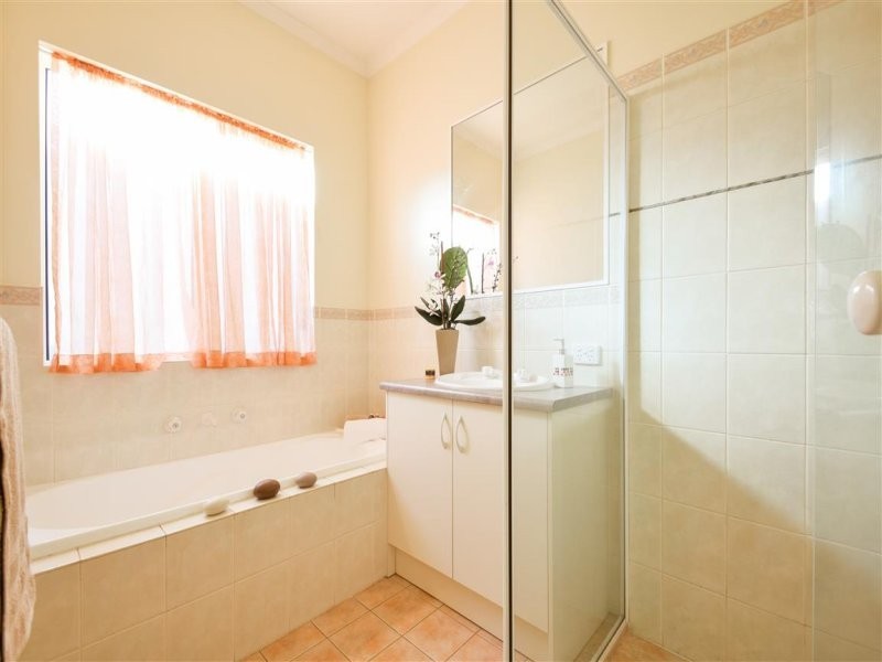 9 Hereford Lane, Woodcroft SA 5162