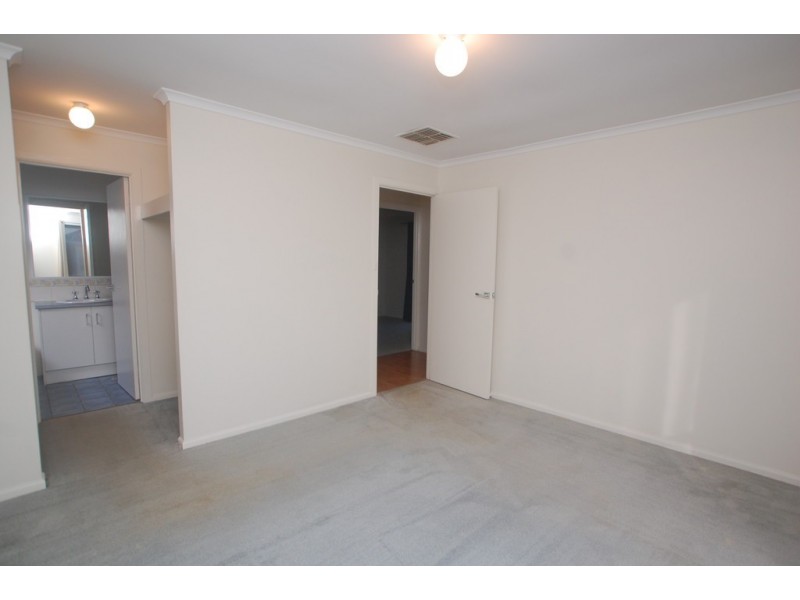 28 Shillabeer Crescent, Woodcroft SA 5162