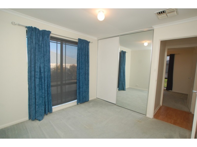 28 Shillabeer Crescent, Woodcroft SA 5162