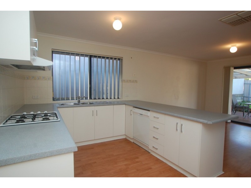 28 Shillabeer Crescent, Woodcroft SA 5162