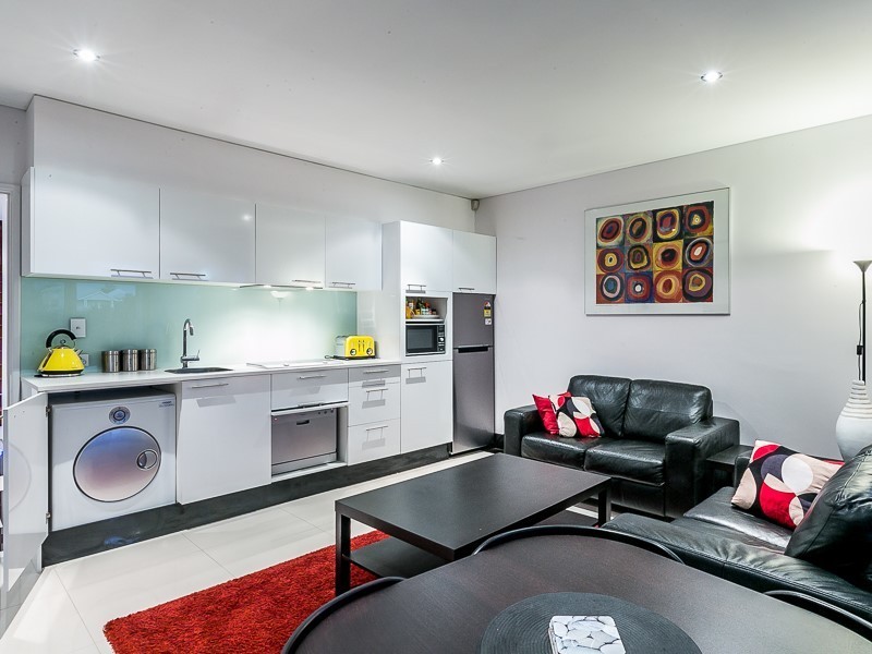 8 Tahiti Lane, Hillarys WA 6025