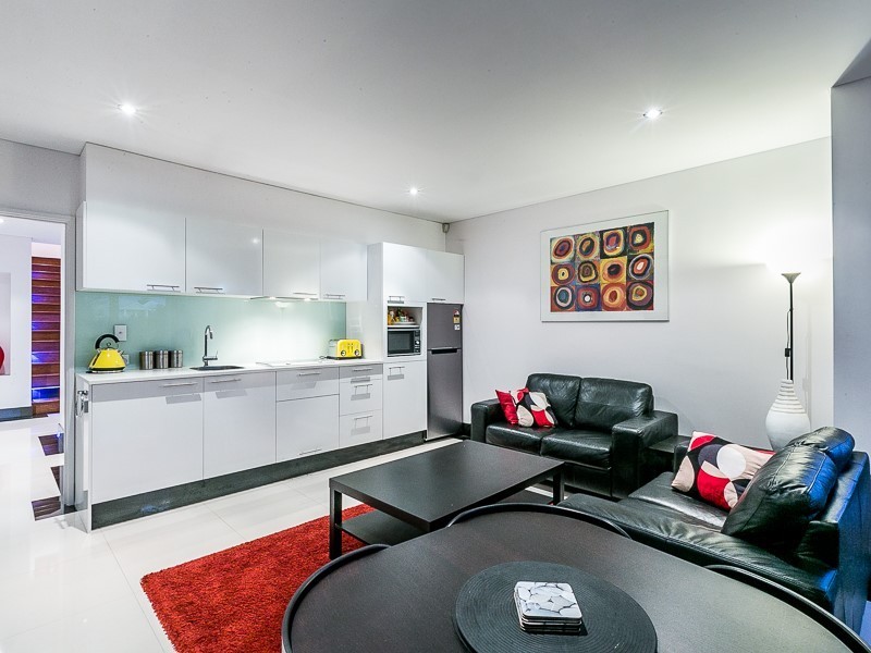 8 Tahiti Lane, Hillarys WA 6025