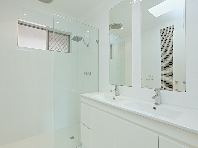 4 Rowsley Way, Carine WA 6020