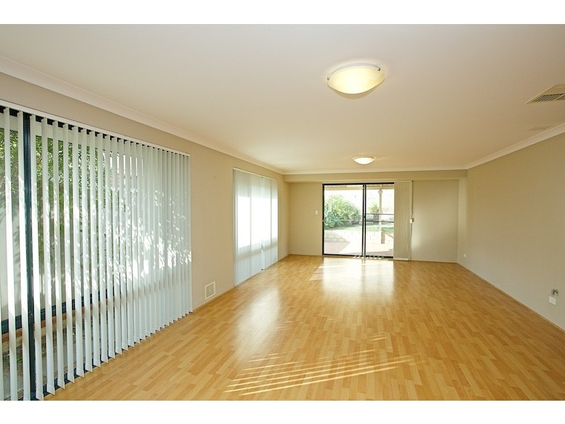 9 Allanbi Circle, Carramar WA 6031