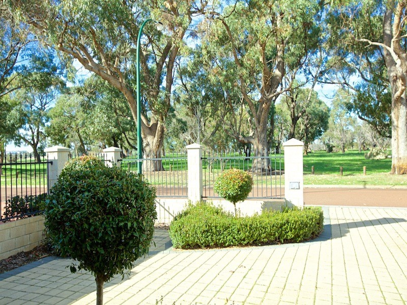 16 Waterview Drive, Woodvale WA 6026