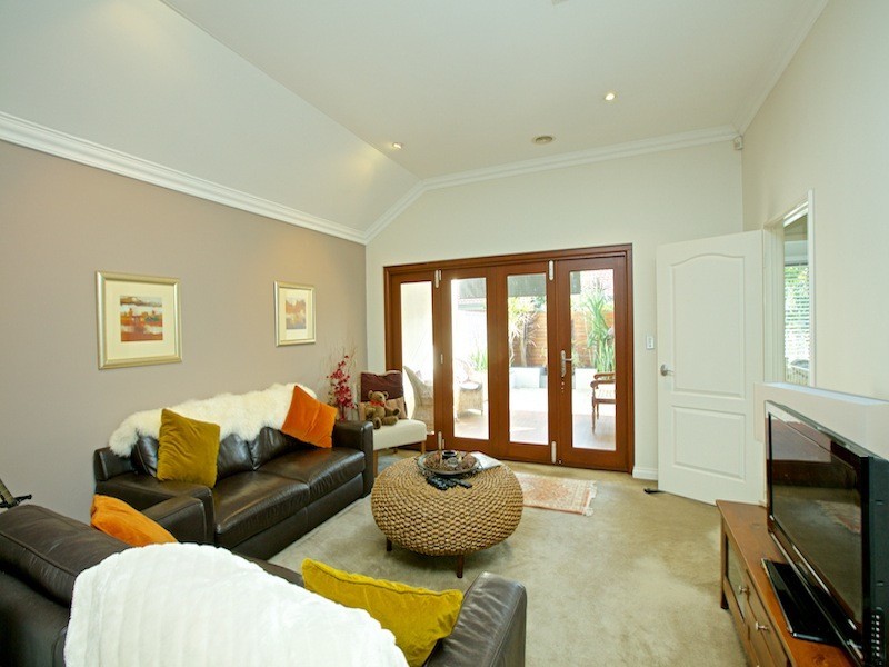 16 Waterview Drive, Woodvale WA 6026