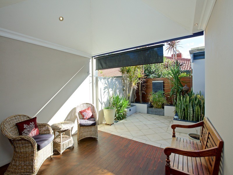 16 Waterview Drive, Woodvale WA 6026