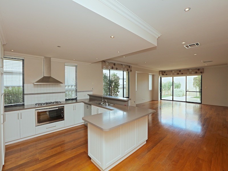 8 Moonflight Crescent, Iluka WA 6028