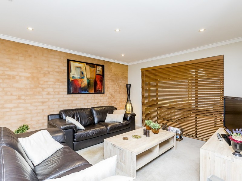 6 Staff Court, Beldon WA 6027