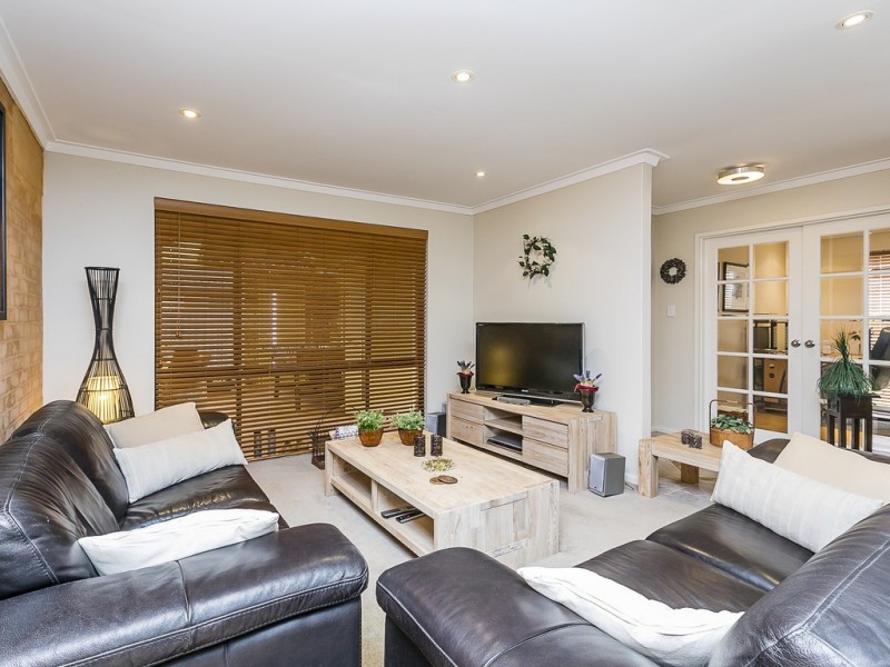 6 Staff Court, Beldon WA 6027