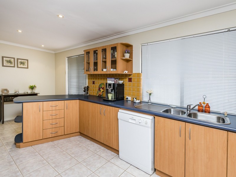 6 Staff Court, Beldon WA 6027