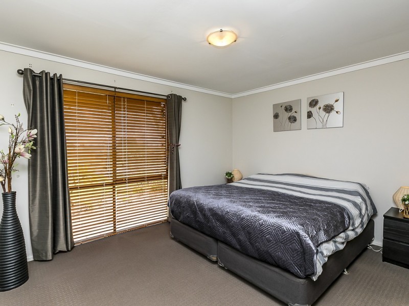6 Staff Court, Beldon WA 6027