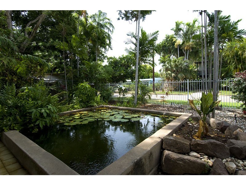 Coconut Grove NT 0810