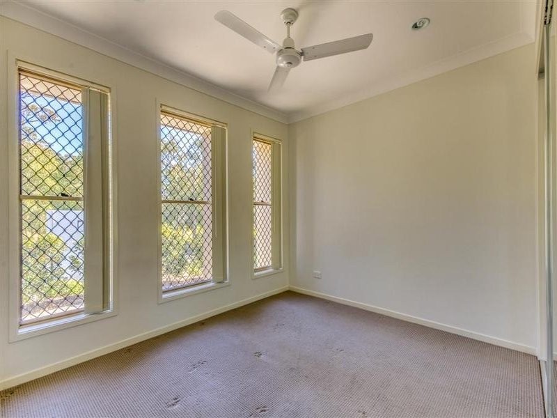 10 LACHLAN LANE, Hillcrest QLD 4118