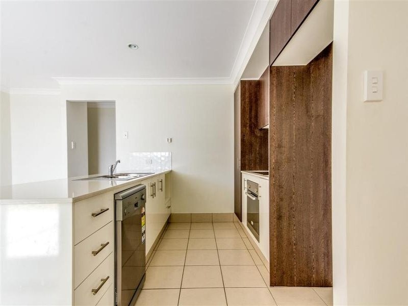 10 LACHLAN LANE, Hillcrest QLD 4118