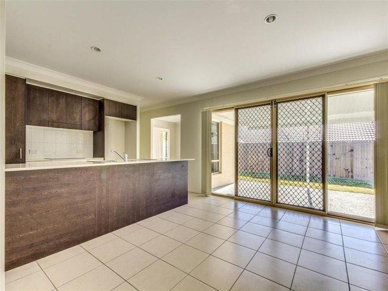 10 LACHLAN LANE, Hillcrest QLD 4118