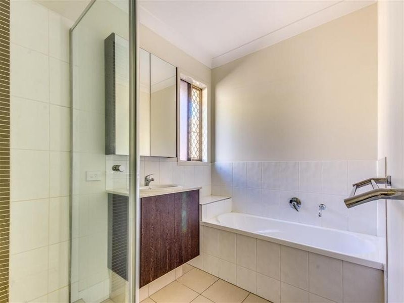 10 LACHLAN LANE, Hillcrest QLD 4118