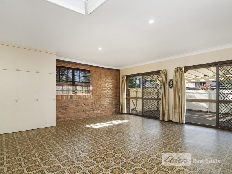 63 Farringdon Street, Robertson QLD 4109