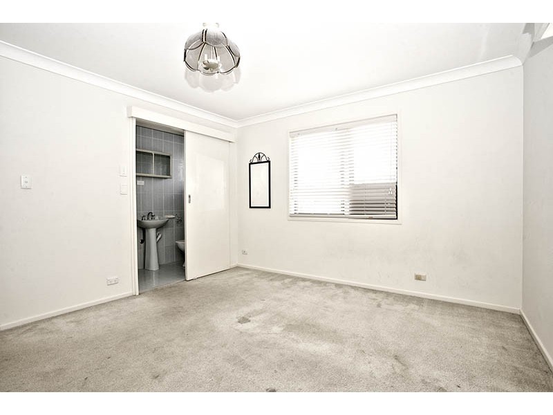 105 Meadowlands Road, Carindale QLD 4152