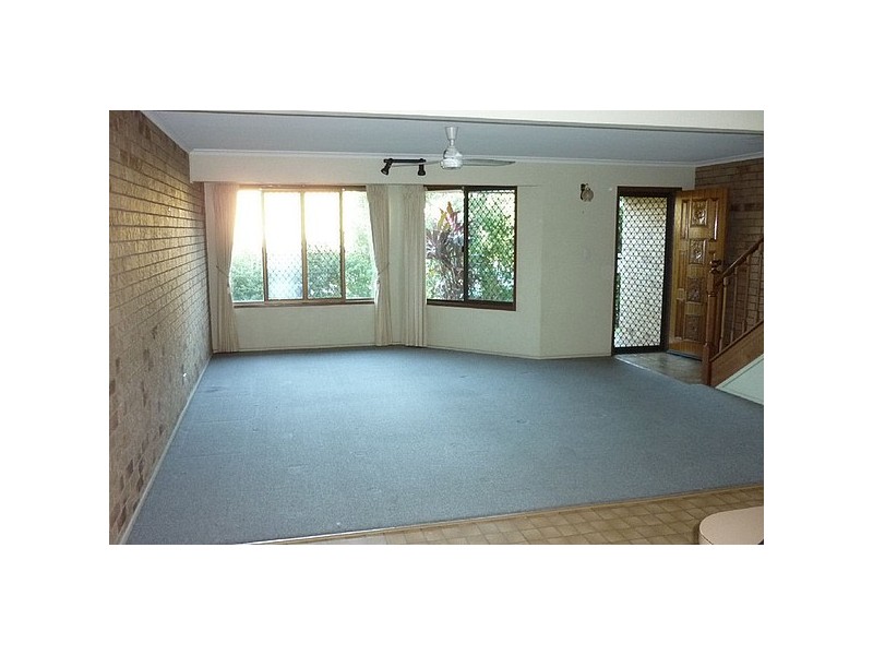 2/1 Armstrong St, Petrie QLD 4502