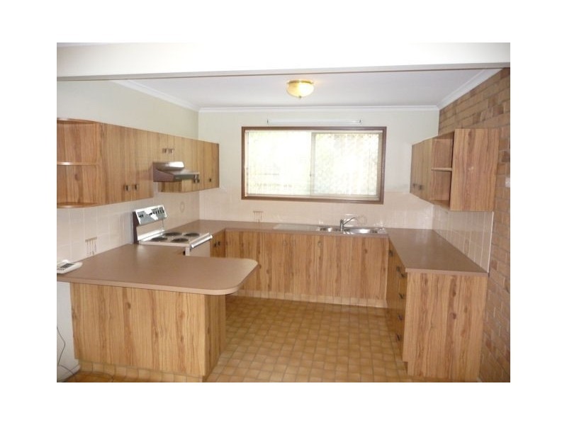 2/1 Armstrong St, Petrie QLD 4502