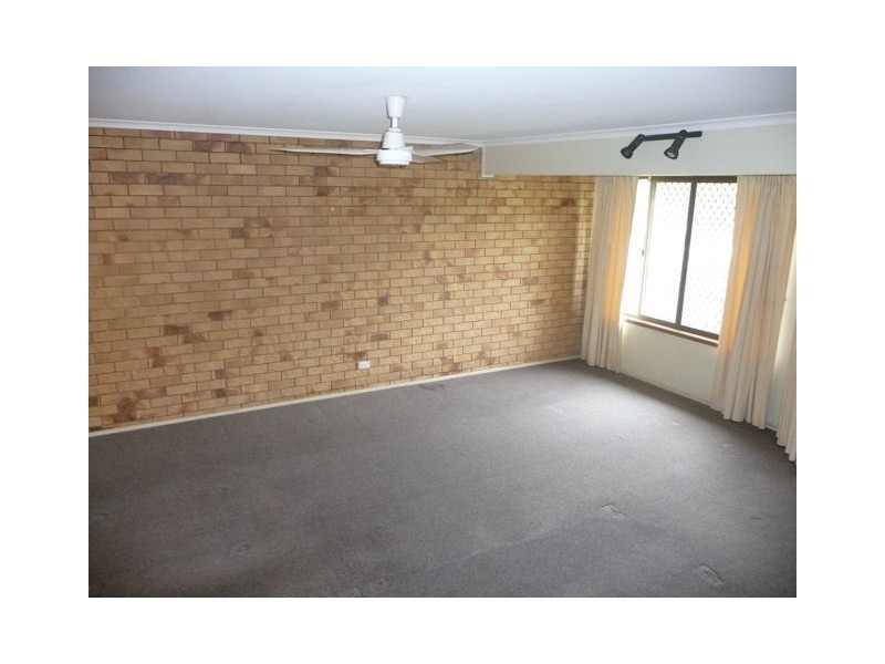 2/1 Armstrong St, Petrie QLD 4502