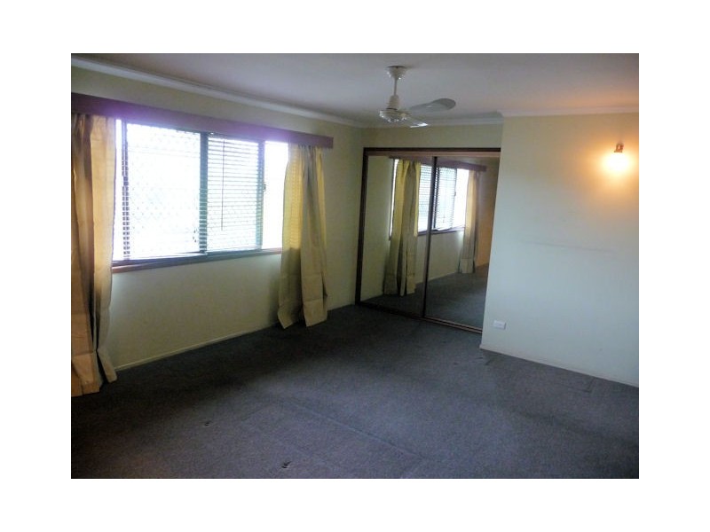 2/1 Armstrong St, Petrie QLD 4502