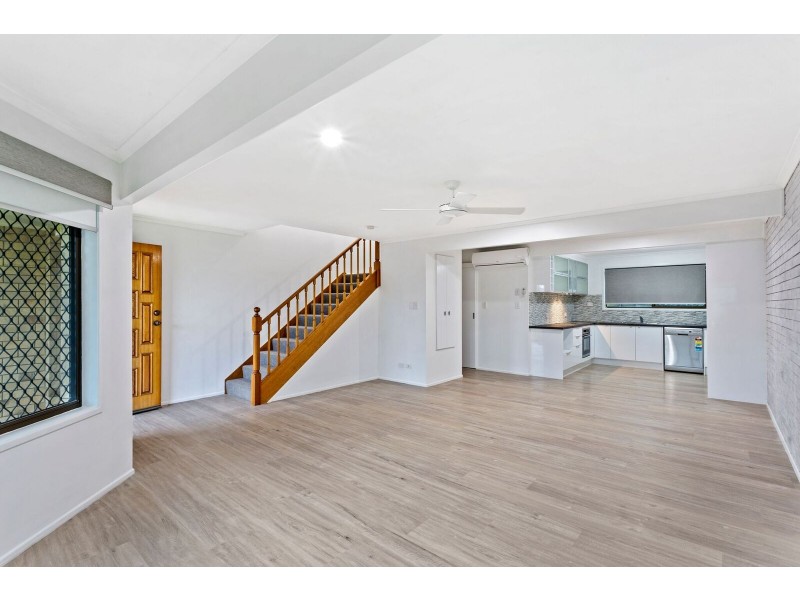 2/1 Armstrong Street, Petrie QLD 4502