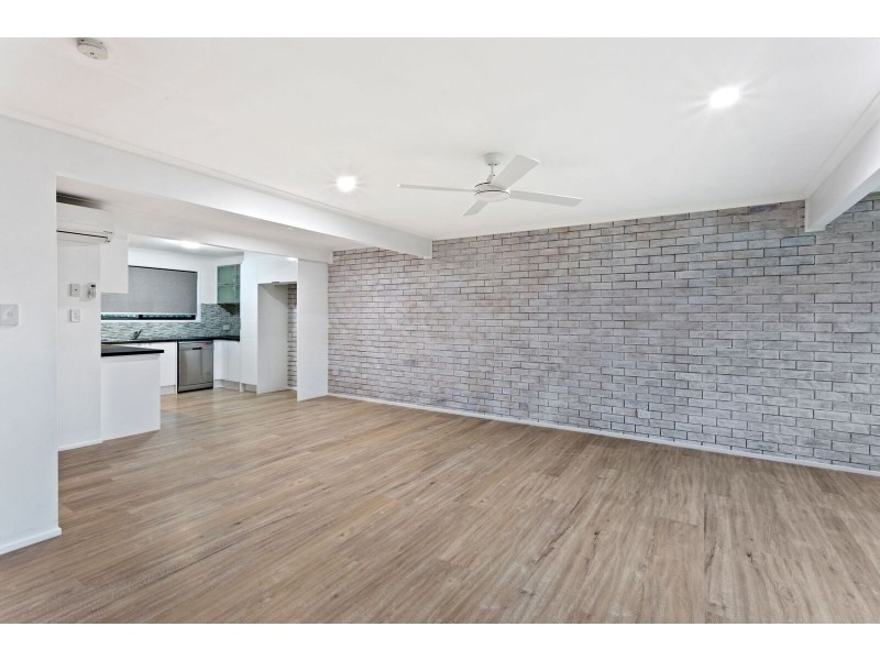 2/1 Armstrong Street, Petrie QLD 4502