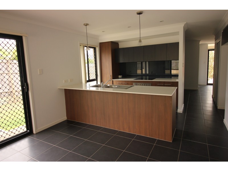 16 Nullarbor Cct, North Lakes QLD 4509