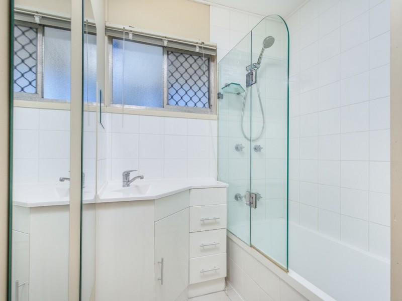 71 Connaught Street, Sandgate QLD 4017