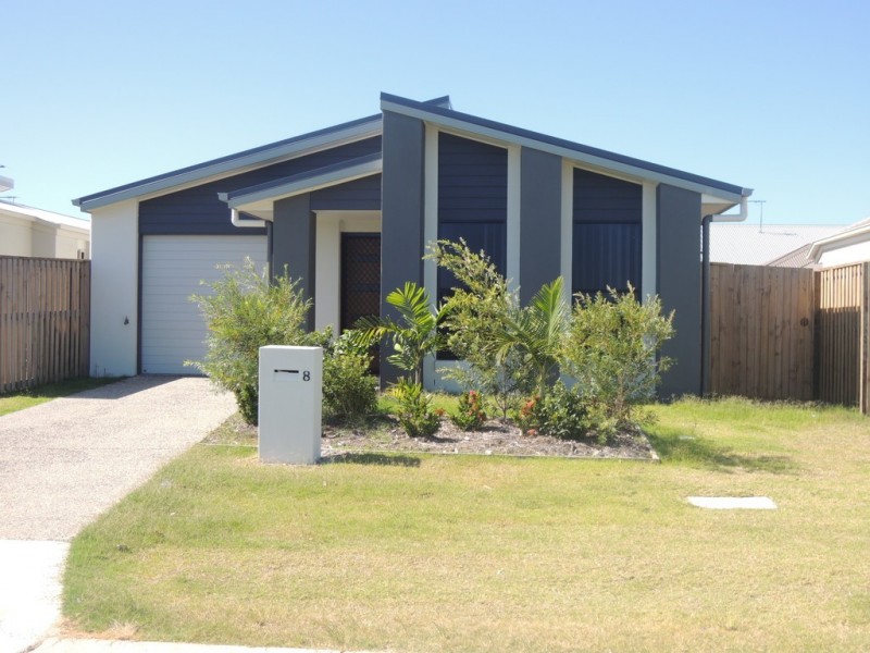 8 Scarborough Cct, Blacks Beach QLD 4740