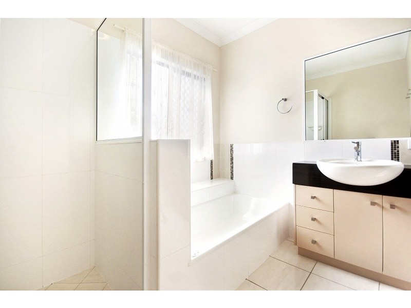 16 Sonoran St, Rural View QLD 4740