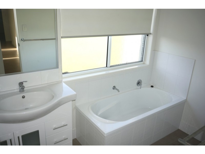 18 Isobel Ave, Mirani QLD 4754